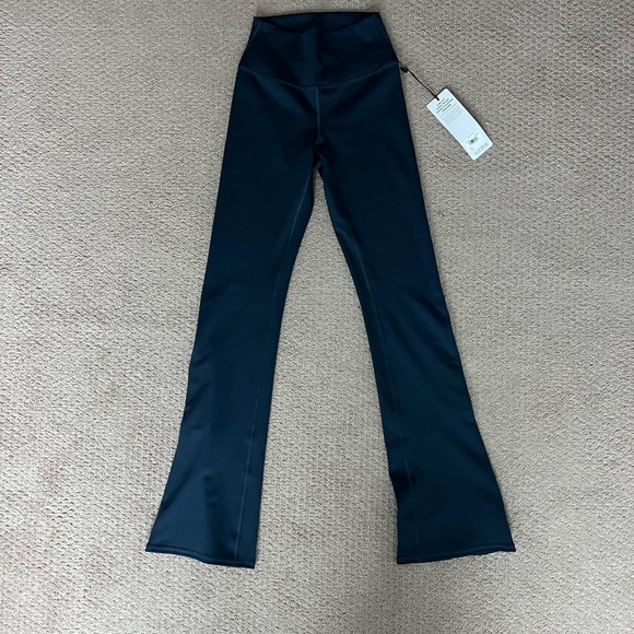 Alo Yoga Airlift Leggings with snap flare bottom, navy blue size S - Picture 1 of 5